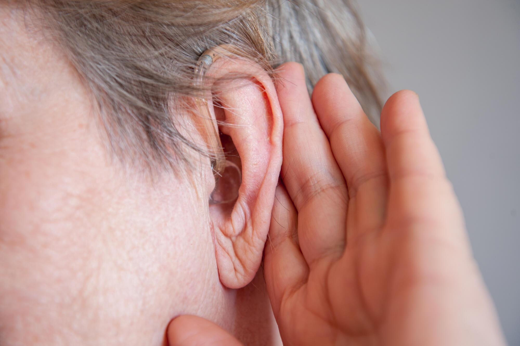 early-signs-of-hearing-loss-in-adults